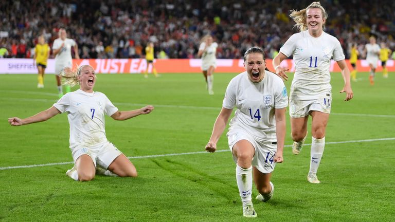 Beth Mead og Lauren Hemp slutter seg til Fran Kirby (i midten) for å feire målet hans som ga England en 4-0 ledelse mot Sverige i deres semifinale i EM 2022 på Bramall Lane