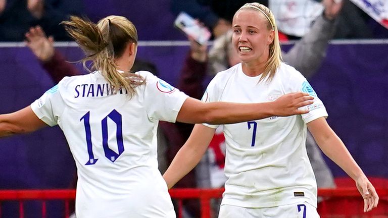 Georgia Stanway celebra con Beth Mead (derecha) después de poner a Inglaterra 1-0 contra Austria en su partido inaugural de la Eurocopa 2022 en Old Trafford.