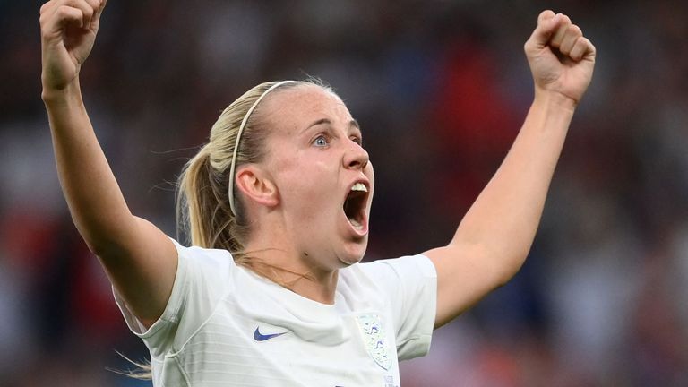 Beth Mead feirer å score Englands første mål mot Østerrike i EM 2022-åpningen på Old Trafford