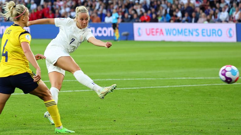 Beth Mead fører England 1-0 mot Sverige i semifinalen i EM 2022 på Bramall Lane