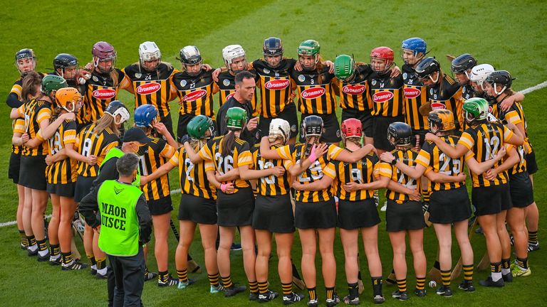 20 June 2021; Kilkenny manager Brian Dowling speaking to his players before the Littlewoods Ireland Camogie League Division 1 Final match between Galway and Kilkenny at Croke Park in Dublin. Photo by Ramsey Cardy/Sportsfile