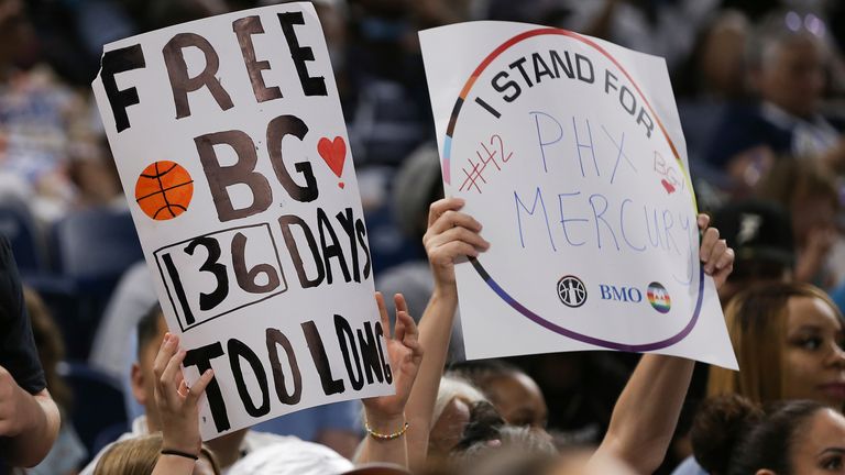 CHICAGO, IL - 02 DE JULIO: Los fanáticos tienen un cartel para el centro de Phoenix Mercury, Brittney Griner, durante un juego de la WNBA entre Phoenix Mercury y Chicago Sky el 2 de julio de 2022, en Wintrust Arena en Chicago, IL.  (Foto de Melissa Tamez/Icon Sportswire) (Icon Sportswire vía AP Images)