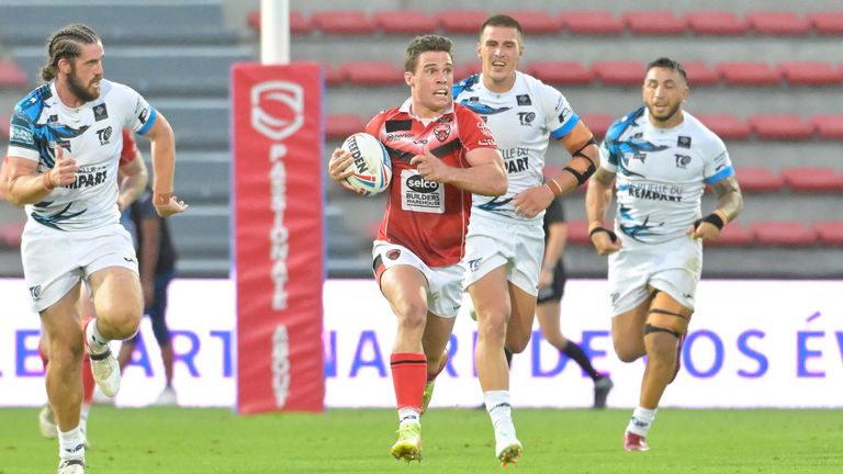 Picture by Fabrice Rodriguez/SWpix.com - 23/07/2022 - Rugby League - Betfred Super League Round 20 - Toulouse Olympique v Salford Red Devils - Stade Ernest-Wallon, Toulouse, France - Brodie Croft paste the TO