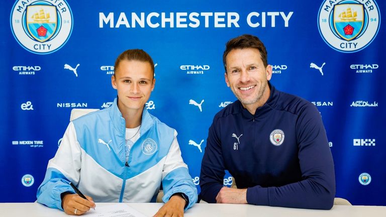 Manchester City have secured the signing of Dutch international Kerstin Casparaij