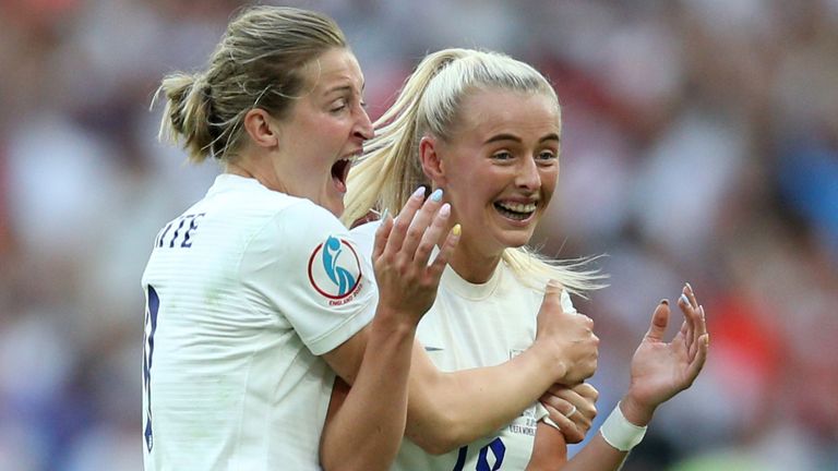 Chloe Kelly dipeluk oleh Ellen White menyusul kemenangan Inggris atas Jerman di final Euro 2022