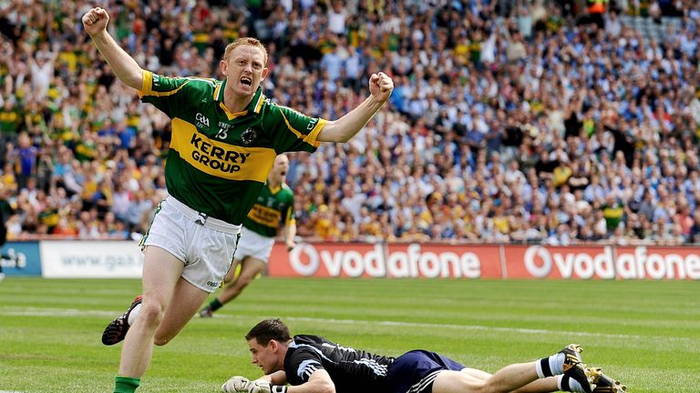 3 August 2009; Colm Cooper of Kerry celebrates scoring his side's first goal past Stephen Cluxton of Dublin during the GAA Football All-Ireland Senior Championship Quarter-Final match between Dublin and Kerry at Croke Park in Dublin. Photo by Stephen McCarthy/Sportsfile