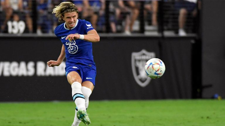 Pemain Chelsea Conner Gallagher menendang bola pada babak pertama pertandingan sepak bola melawan Club Am..rica pada Sabtu 16 Juli 2022 di Las Vegas.  (Foto AP/David Becker)