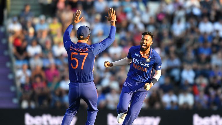 Pandya despidió a Dawid Malan y Liam Livingstone en el mismo 