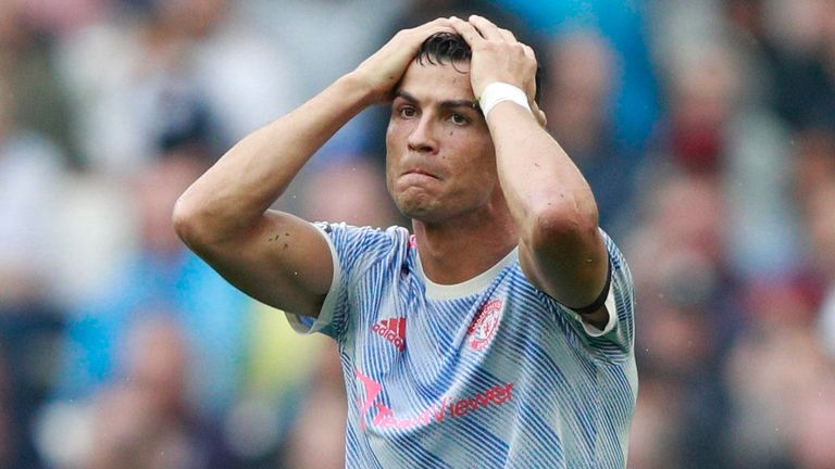 Cristiano Ronaldo réagit après avoir raté une occasion de marquer contre West Ham United (AP)