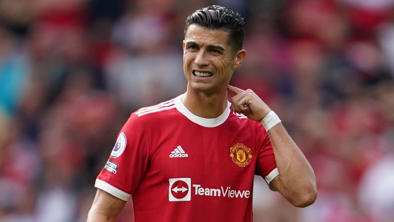 La reacción de Cristiano Ronaldo durante el partido de la Premier League entre Manchester United y Aston Villa en Old Trafford (AP)