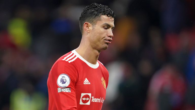 Cristiano Ronaldo abandona el campo tras el partido de la Premier League entre Manchester United y Southampton en Old Trafford (AP)