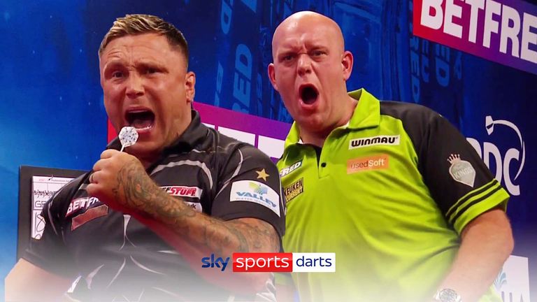 Gerwyn Price dan Michael van Gerwen tampil selama sesi malam perempat final