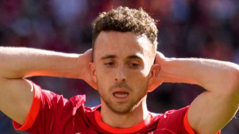 Liverpools Diogo Jota reagiert, nachdem er beim englischen FA-Cup-Finale zwischen Chelsea und Liverpool am Samstag, den 14. Mai 2022, im Wembley-Stadion in London eine Torchance verpasst hat. (AP Photo/Kirsty Wigglesworth)