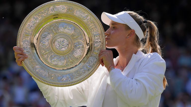 Elena Rybakina kisses the trophy as she celebrates becoming the 2022 Wimbledon women&#39;s champion