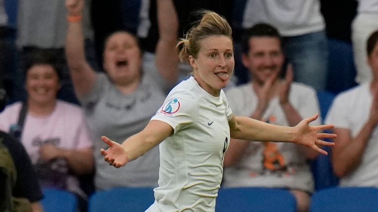 Inglaterra Elaine White celebra tras marcar el tercer gol de su equipo 