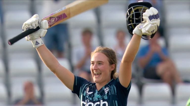 Sehen Sie sich das Beste von Emma Lambs unglaublichem Klopfen an, als sie bei ihrem dritten Auftritt ein erstes ODI-Jahrhundert erzielte