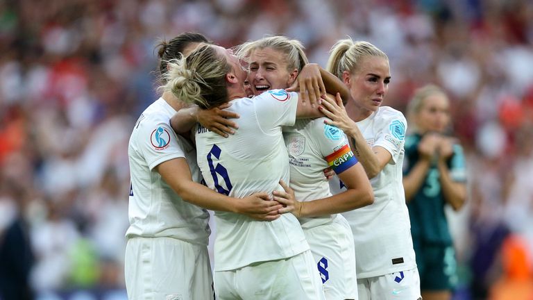 Millie Bright dan Leah Williamson dari Inggris merayakan kemenangan final UEFA Women's Euro 2022 di Stadion Wembley, London.  Tanggal pengambilan gambar: Minggu 31 Juli 2022.