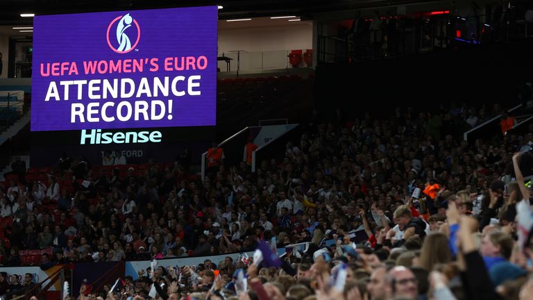 Selección femenina de Inglaterra: Sarina Wegman elogia el ambiente ‘increíble’ de Old Trafford, pero dice que el equipo anotó más |  noticias de futbol