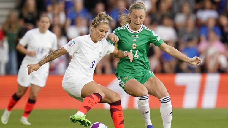 Rachel Daly uit Engeland en Lauren Wade uit Noord-Ierland vechten om de bal 