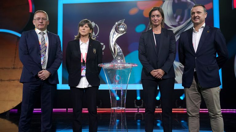 El seleccionador de Islandia Thorsten Halldorsson, la seleccionadora de Italia Melina Bertolini, la seleccionadora de Francia Corinne Diacre y el seleccionador belga Yves Cernelles. 