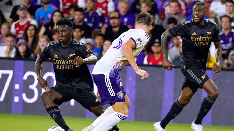 Eddie Nketiah von Arsenal (links) will in der zweiten Hälfte eines Freundschaftsspiels im Florida Cup am Mittwoch, den 20. Juli 2022, in Orlando, Florida, an Michael Halliday (Mitte) von Orlando City vorbeikommen (AP Photo/Jean Raoux).