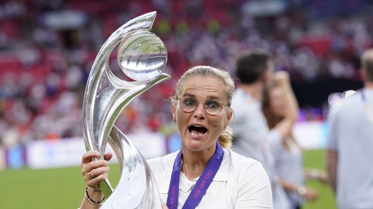 A treinadora principal da Inglaterra, Sarina Wiegman, comemora com o troféu após a final da UEFA Women's Euro 2022 no Estádio de Wembley, em Londres.  Data da foto: domingo, 31 de julho de 2022.