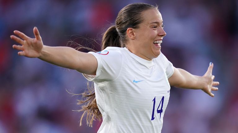 Fran Kirby celebra marcar los goles de Inglaterra contra Irlanda del Norte