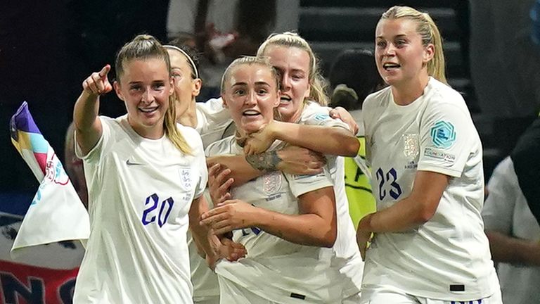 Engelse spelers vieren de overwinning van Georgia Stanway tegen Spanje