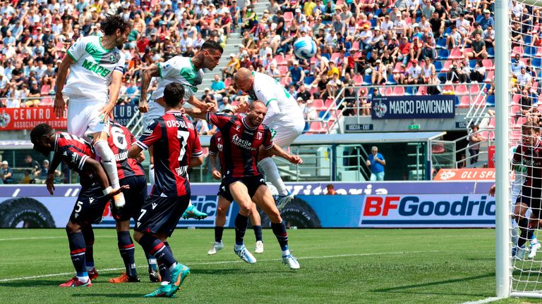 Foto Michele Nucci / LaPresse .15 Maggio 2022, Bologna, Italia .sport calcio .Bologna fc vs Sassuolo - Campionato di calcio Serie A TIM 2021/2022 - stadio Renato Dall & # 39;  Ara.Nella foto: Gol Gianluca Squacca 0-1.  Foto di Michel Nucci/La Presse 15 maggio 2022 Bologna Italia Sport di calcio Bologna vs Sassuolo.  - Serie A TIM 2021/2022 - Stadio Renato Dal Ara.  Nella foto: Jules Gianluca Scamaca 0-1