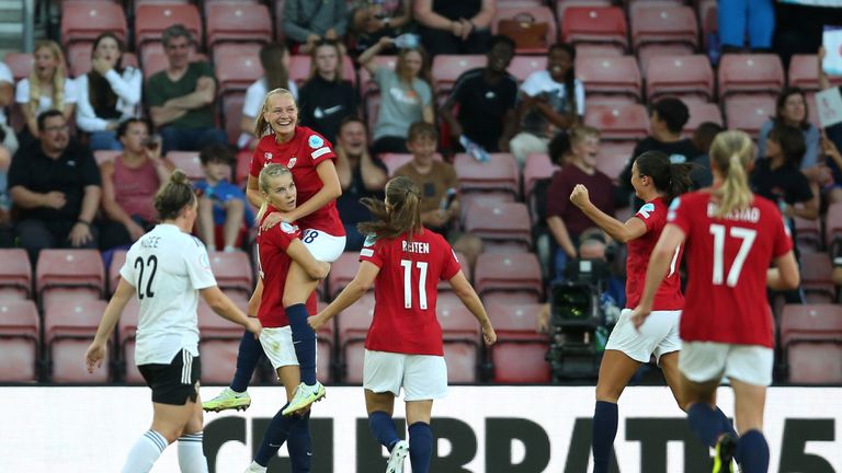 Norges Frida Maanum (topp) feirer med Ada Hegerberg etter å ha scoret laget sitt andre mål i UEFA Women's Euro 2022 gruppe A-kamp på St Mary's Stadium, Southampton.  Bildedato: torsdag 7. juli 2022.