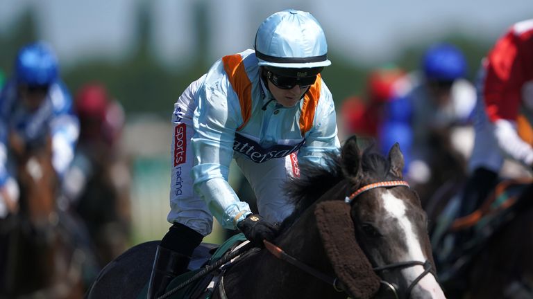 Hollie Doyle montando a Eddie's Boy hacia la victoria en el Super Sprint Stakes en Newbury