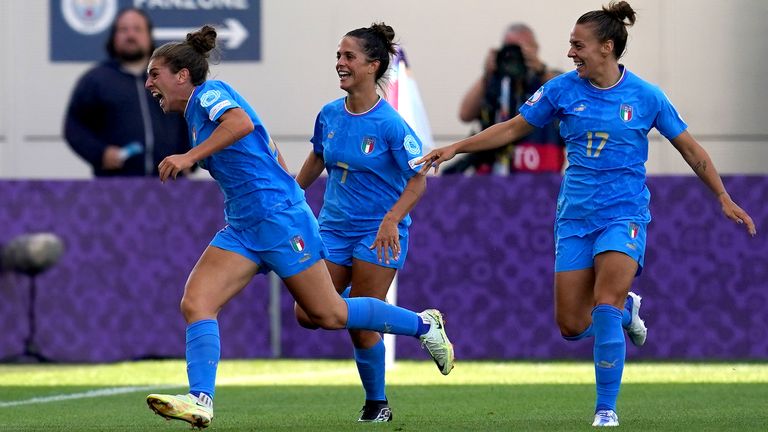 Valentina Bergames de Italia celebra marcar el primer gol de su equipo