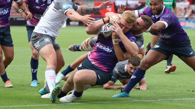 Picture by Manuel Blondeau/SWpix.com - 29/07/2022 - Rugby League Round 21 - Betfred Super League - Toulouse Olympique v Hull FC - Stade Ernest-Wallon, Toulouse, France - James Cunningham of Toulouse Olympique scores a try under pressure from Jack Walker of Hull FC