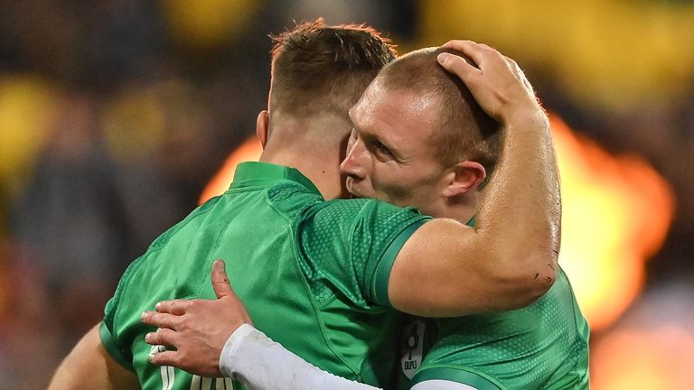 Larmour célèbre avec le capitaine Earls après avoir marqué la première tentative de l'Irlande contre les Maori All Blacks 