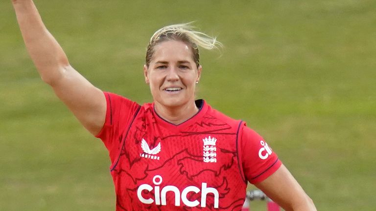 Katherine Brunt a remporté son 100e guichet au cricket international T20 pour l'Angleterre