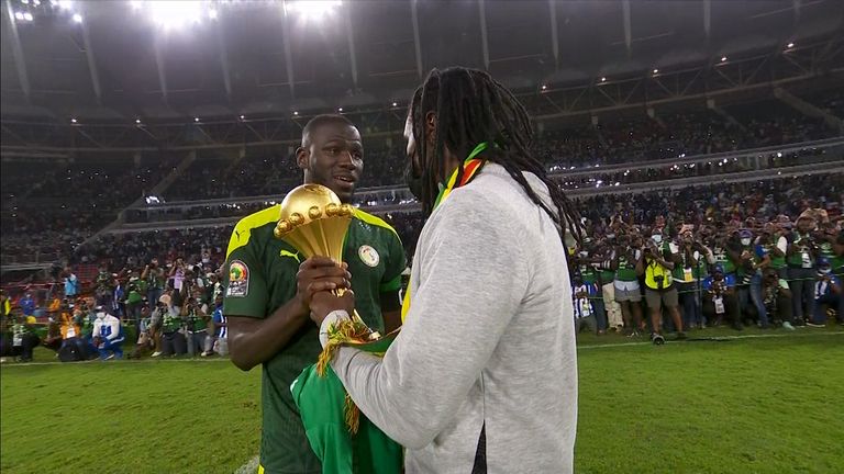 Koulibaly con el trofeo de la AFCON