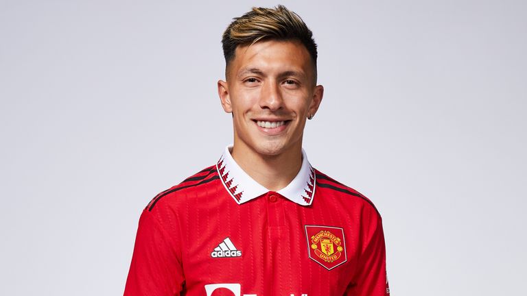 Lisandro Martinez has completed a move to Manchester United from Ajax