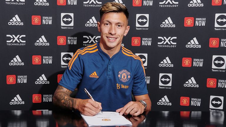 Lisandro Martinez signs his Manchester United contract