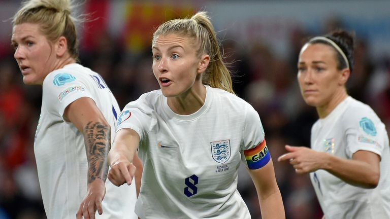 Engeland's Leah Williamson, centrum, gebaren tijdens de Women's Euro 2022 voetbalwedstrijd tussen Engeland en Oostenrijk op Old Trafford in Manchester, Engeland, woensdag 6 juli 2022. (AP Photo/Rui Vieira)