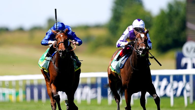 Mawj (izquierda) y Lezoo luchan en el Duchess Of Cambridge Stakes en Newmarket