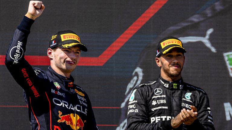 Max Verstappen diu que prefereix el repte de Charles Leclerc en comparació amb el seu principal rival la temporada passada Lewis Hamilton.