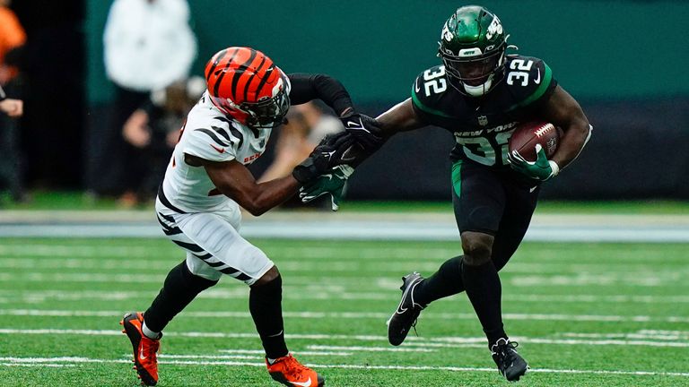 New York Jets&#39; Michael Carter runs the ball during the second half of an NFL football game against the Cincinnati Bengals