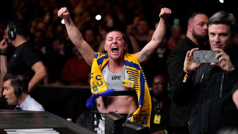 Molly McCann de Inglaterra celebra mientras Paddy Pimblett de Inglaterra se prepara para ingresar al octágono antes de enfrentarse a Kazula Vargas de México en una pelea de peso ligero durante el evento UFC Fight Night en O2 Arena el 19 de marzo de 2022 en Londres, Inglaterra.  (Foto por Chris Unger/Zuffa LLC)