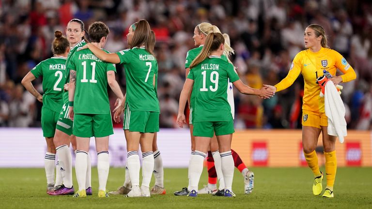 Englands keeper Mary Earps (til høyre) håndhilser på spillere etter at Nord-Irland gikk ut av EM