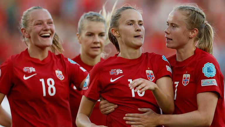 07.07.2022, Football, UEFA Womens EURO 2022, Norway - Northern Ireland, ENG, Southampton, St Marys Stadium Cheering after the goal to 3:0 by goal scorer Caroline Graham Hansen (10 Norway), 2. v. r Photo by: Heiko Becker/picture-alliance/dpa/AP Images