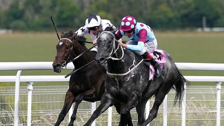 Oscula (white) battles past Internationalangel to win the Oak Tree Stakes