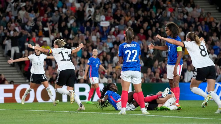 De Duitse Alexandra Pope viert feest na het scoren van het tweede doelpunt van haar team tegen Frankrijk