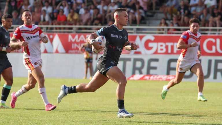 Picture by Manuel Blondeau/SWpix.com - 23/07/2022 - Rugby League - Betfred Super League Round 20 - Catalans Dragons v Huddersfield Giants - Stade Gilbert Brutus, Perpignan, France -  Danny Levi of Huddersfield Giants runs to score a try