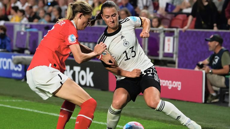 L'Autrichienne Karina Weininger se bat pour le ballon contre l'Allemande Sarah Dabritz