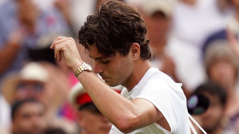 Taylor Fritz meninggalkan kesedihan setelah kalah dalam lima set dari Rafael Nadal di Wimbledon 